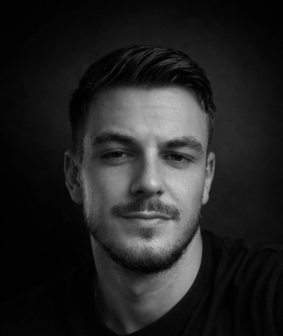 Matteo Komadina, črno-bel portret